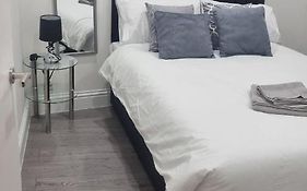 *New Stunning Apartment* Free Wifi & Parking *